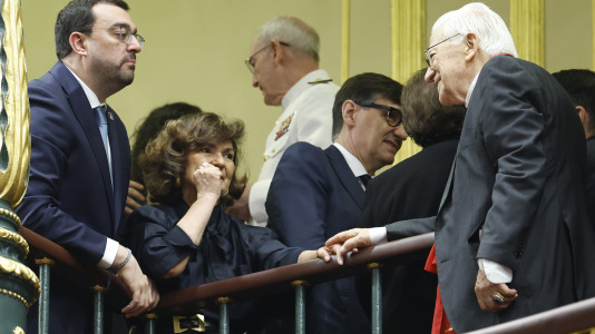 El presidente de Asturias, Andrián Barbón (i), la exvicepresidenta del Gobierno, Carmen Calvo (2i) y el presidente de la Generalitat, Salvador Illa (c-i) toman asiento junto al padre Ángel (d) a su llegada al Congreso de los diputados donde el papa León XIV pronuncia este lunes un esperado e histórico discurso en las Cortes durante su visita a España