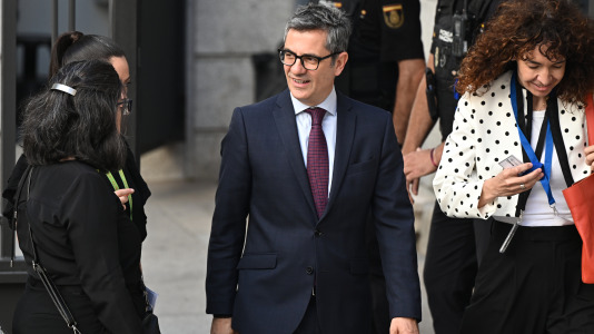 El ministro de la Presidencia, Justicia y Relaciones con las Cortes, Félix Bolaños, a su llegada al Congreso de los diputados donde el papa León XIV pronuncia este lunes un esperado e histórico discurso en las Cortes durante su visita a Españ