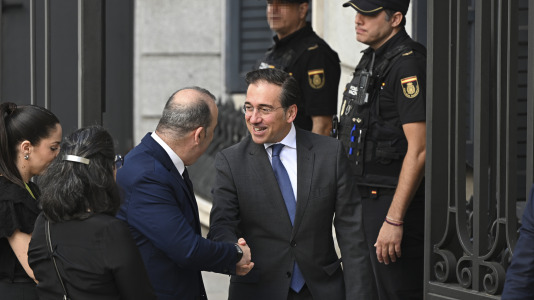 El ministro de Exteriores, José Manual Albares (c) a su llegada al Congreso de los diputados donde el papa León XIV pronuncia este lunes un esperado e histórico discurso en las Cortes durante su visita a España