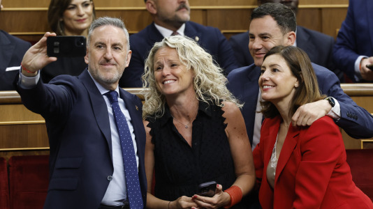 La diputada socialista Montserrat Mínguez (2i) se hace una foto de recuerdo con sus compañeros en la bancada del Congreso de los Diputados donde el papa León XIV pronuncia este lunes un esperado e histórico discurso en las Cortes durante su visita a España