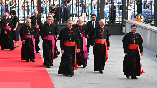 Los obispos a su llegada al Congreso de los diputados donde el papa León XIV pronuncia este lunes un esperado e histórico discurso en las Cortes durante su visita a España