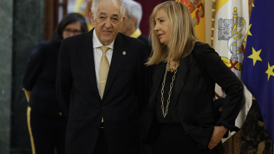 El presidente del Tribunal Constitucional, Cándido Conde-Pumpido (i) conversa con la presidenta del Tribunal Supremo y del Consejo General del Poder Judicial, Isabel Perelló (d) en el Salón Pasos Perdidos del Congreso de los diputados donde el papa León XIV pronuncia este lunes un esperado e histórico discurso en las Cortes durante su visita a España