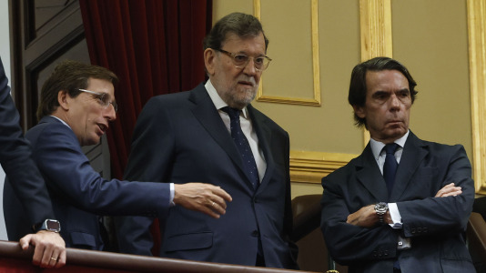Los expresidentes del Gobierno, Mariano Rajoy (c) y José María Aznar (d) conversan con el alcalde de Madrid, José Luis Martínez Almeida (i) en la tribuna de invitados a su llegada al Congreso de los diputados donde el papa León XIV pronuncia este lunes un esperado e histórico discurso en las Cortes durante su visita a España