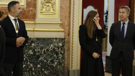 El presidente del PP, Alberto Núñez Feijóo (d), junto a la portavoz popular Ester Muñoz (c), y el líder de Vox, Santiago Abascal (i), en el Congreso de los Diputados donde el papa León XIV pronuncia este lunes un esperado e histórico discurso en las Cortes durante su visita a España