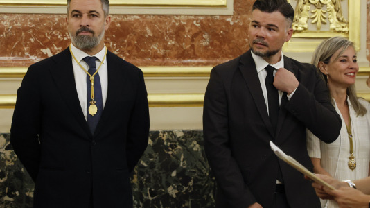 El líder de Vox, Santiago Abascal (i), junto al portavoz de ERC, Gabriel Rufián, en el Congreso de los Diputados donde el papa León XIV pronuncia este lunes un esperado e histórico discurso en las Cortes durante su visita a España