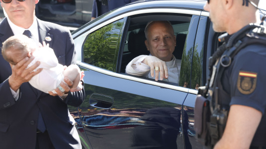 El papa León XIV a su salida de la nunciatura tras su reunión con el presidente del Gobierno, Pedro Sánchez, en Madrid, en el que es el segundo encuentro entre ambos durante su pontificado