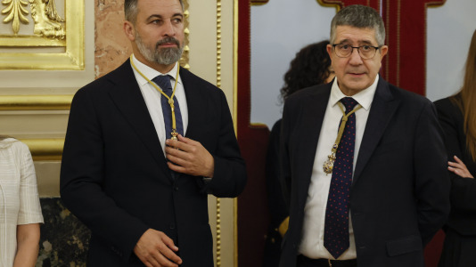 El líder de Vox, Santiago Abascal (i) y el portavoz del PSOE, Patxi López (d) a su llegada al Congreso de los diputados donde el papa León XIV pronuncia este lunes un esperado e histórico discurso en las Cortes durante su visita a España