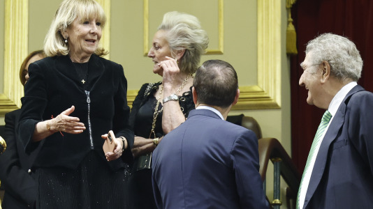 La exministra del PP, Esperanza Aguirre (i) en la tribuna de invitados a su llegada al Congreso de los diputados donde el papa León XIV pronuncia este lunes un esperado e histórico discurso en las Cortes durante su visita a España