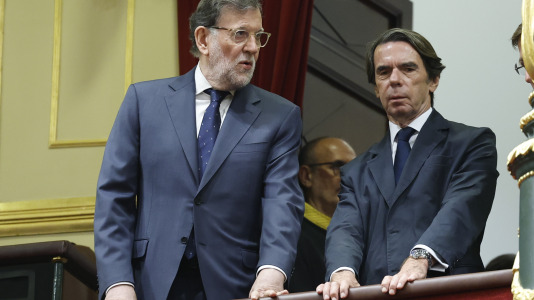 Los expresidentes del Gobierno José María Aznar (d) y Mariano Rajoy (i) en la tribuna de invitados del Congreso de los diputados donde el papa León XIV pronuncia este lunes un esperado e histórico discurso en las Cortes durante su visita a España