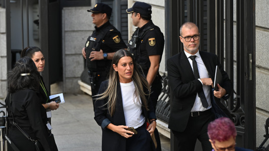 Los diputados de Junts per Catalunya, Míriam Nogueras (c) y Josep Maria Cruset Domènech (d) a su llegada al Congreso de los diputados donde el papa León XIV pronuncia este lunes un esperado e histórico discurso en las Cortes durante su visita a España