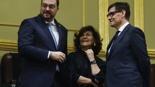 El presidente de Asturias, Andrián Barbón (c), la exvicepresidenta del Gobierno, Carmen Calvo (c) el presidente de la Generalitat, Salvador Illa (d) toman asiento a su llegada al Congreso de los diputados donde el papa León XIV pronuncia este lunes un esperado e histórico discurso en las Cortes durante su visita a España