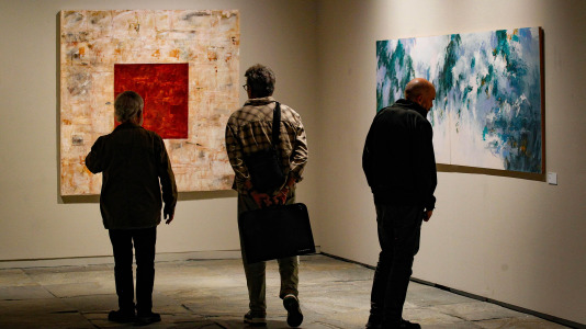 Con la presencia de la alcaldesa Inés Rey, se inauguró esta muestra con el trabajo de más de 60 artistas que participaron el 6 y 7 de junio en las jornadas de puertas abiertas en los estudios de A Coruña