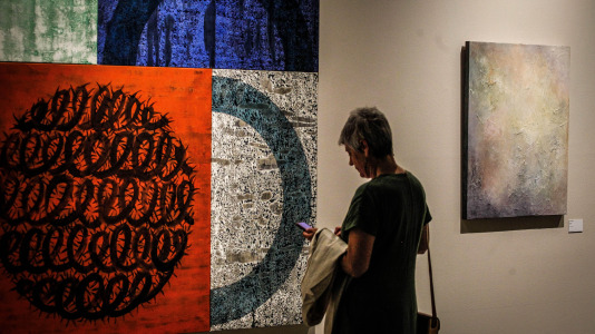 Con la presencia de la alcaldesa Inés Rey, se inauguró esta muestra con el trabajo de más de 60 artistas que participaron el 6 y 7 de junio en las jornadas de puertas abiertas en los estudios de A Coruña