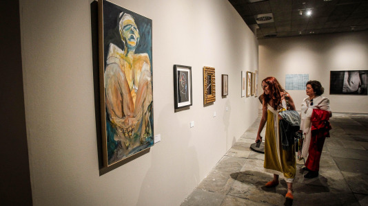 Con la presencia de la alcaldesa Inés Rey, se inauguró esta muestra con el trabajo de más de 60 artistas que participaron el 6 y 7 de junio en las jornadas de puertas abiertas en los estudios de A Coruña