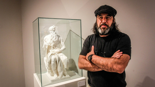 Con la presencia de la alcaldesa Inés Rey, se inauguró esta muestra con el trabajo de más de 60 artistas que participaron el 6 y 7 de junio en las jornadas de puertas abiertas en los estudios de A Coruña