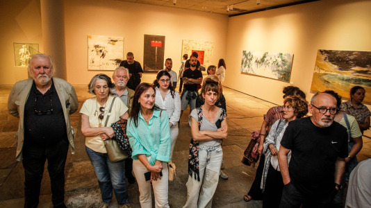 Con la presencia de la alcaldesa Inés Rey, se inauguró esta muestra con el trabajo de más de 60 artistas que participaron el 6 y 7 de junio en las jornadas de puertas abiertas en los estudios de A Coruña