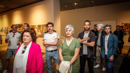 Con la presencia de la alcaldesa Inés Rey, se inauguró esta muestra con el trabajo de más de 60 artistas que participaron el 6 y 7 de junio en las jornadas de puertas abiertas en los estudios de A Coruña