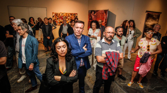 Con la presencia de la alcaldesa Inés Rey, se inauguró esta muestra con el trabajo de más de 60 artistas que participaron el 6 y 7 de junio en las jornadas de puertas abiertas en los estudios de A Coruña