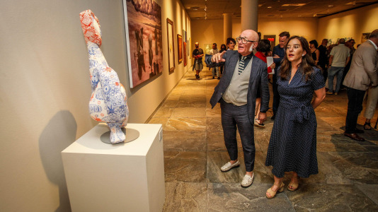Con la presencia de la alcaldesa Inés Rey, se inauguró esta muestra con el trabajo de más de 60 artistas que participaron el 6 y 7 de junio en las jornadas de puertas abiertas en los estudios de A Coruña
