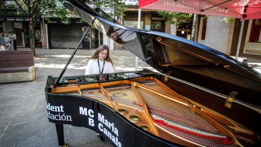 María Pita, Obelisco, Santa Catalina, Méndez Núñez, Riazor... La ciudad se llenó de pianos de cola para acercar la música a profesionales, aficionados y a quien nunca había tocado ni una tecla