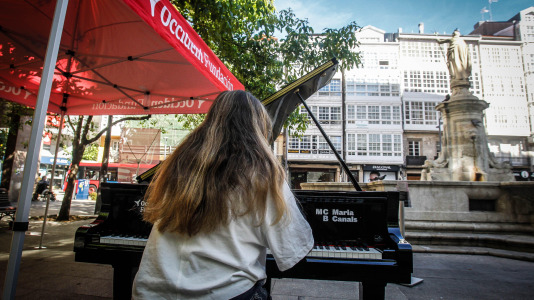 María Pita, Obelisco, Santa Catalina, Méndez Núñez, Riazor... La ciudad se llenó de pianos de cola para acercar la música a profesionales, aficionados y a quien nunca había tocado ni una tecla