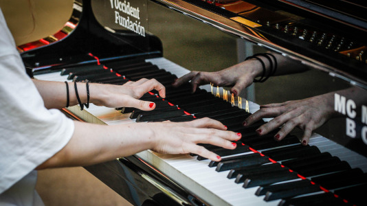 María Pita, Obelisco, Santa Catalina, Méndez Núñez, Riazor... La ciudad se llenó de pianos de cola para acercar la música a profesionales, aficionados y a quien nunca había tocado ni una tecla
