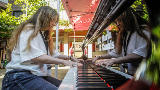 María Pita, Obelisco, Santa Catalina, Méndez Núñez, Riazor... La ciudad se llenó de pianos de cola para acercar la música a profesionales, aficionados y a quien nunca había tocado ni una tecla