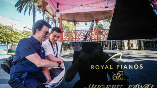 María Pita, Obelisco, Santa Catalina, Méndez Núñez, Riazor... La ciudad se llenó de pianos de cola para acercar la música a profesionales, aficionados y a quien nunca había tocado ni una tecla