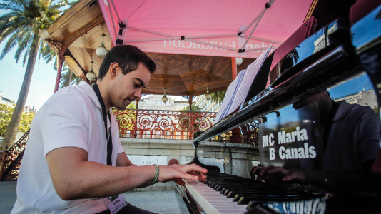 María Pita, Obelisco, Santa Catalina, Méndez Núñez, Riazor... La ciudad se llenó de pianos de cola para acercar la música a profesionales, aficionados y a quien nunca había tocado ni una tecla