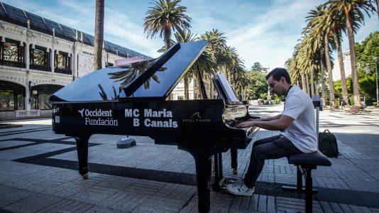María Pita, Obelisco, Santa Catalina, Méndez Núñez, Riazor... La ciudad se llenó de pianos de cola para acercar la música a profesionales, aficionados y a quien nunca había tocado ni una tecla