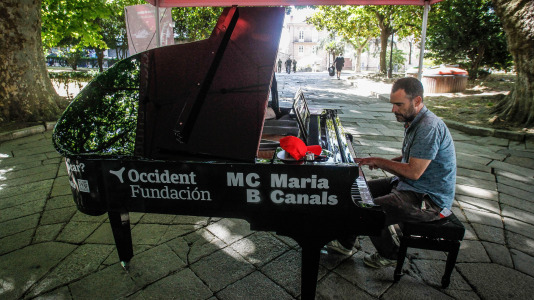 María Pita, Obelisco, Santa Catalina, Méndez Núñez, Riazor... La ciudad se llenó de pianos de cola para acercar la música a profesionales, aficionados y a quien nunca había tocado ni una tecla