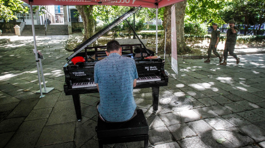 María Pita, Obelisco, Santa Catalina, Méndez Núñez, Riazor... La ciudad se llenó de pianos de cola para acercar la música a profesionales, aficionados y a quien nunca había tocado ni una tecla