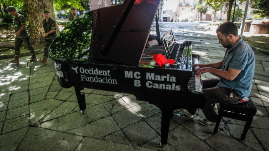 María Pita, Obelisco, Santa Catalina, Méndez Núñez, Riazor... La ciudad se llenó de pianos de cola para acercar la música a profesionales, aficionados y a quien nunca había tocado ni una tecla
