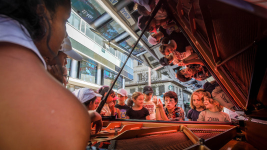 María Pita, Obelisco, Santa Catalina, Méndez Núñez, Riazor... La ciudad se llenó de pianos de cola para acercar la música a profesionales, aficionados y a quien nunca había tocado ni una tecla
