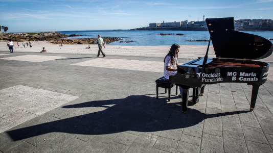 María Pita, Obelisco, Santa Catalina, Méndez Núñez, Riazor... La ciudad se llenó de pianos de cola para acercar la música a profesionales, aficionados y a quien nunca había tocado ni una tecla