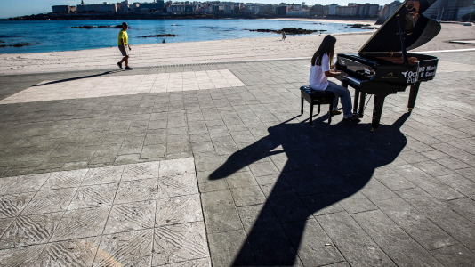 María Pita, Obelisco, Santa Catalina, Méndez Núñez, Riazor... La ciudad se llenó de pianos de cola para acercar la música a profesionales, aficionados y a quien nunca había tocado ni una tecla