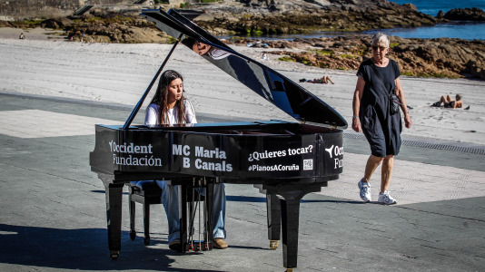 María Pita, Obelisco, Santa Catalina, Méndez Núñez, Riazor... La ciudad se llenó de pianos de cola para acercar la música a profesionales, aficionados y a quien nunca había tocado ni una tecla