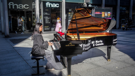 María Pita, Obelisco, Santa Catalina, Méndez Núñez, Riazor... La ciudad se llenó de pianos de cola para acercar la música a profesionales, aficionados y a quien nunca había tocado ni una tecla