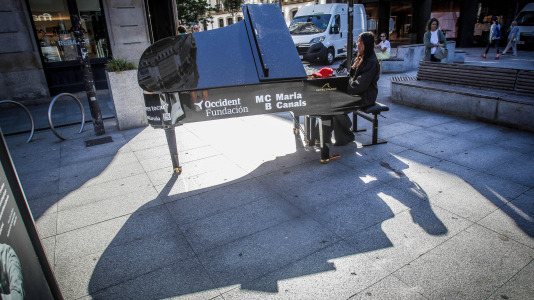 María Pita, Obelisco, Santa Catalina, Méndez Núñez, Riazor... La ciudad se llenó de pianos de cola para acercar la música a profesionales, aficionados y a quien nunca había tocado ni una tecla