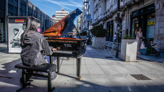 María Pita, Obelisco, Santa Catalina, Méndez Núñez, Riazor... La ciudad se llenó de pianos de cola para acercar la música a profesionales, aficionados y a quien nunca había tocado ni una tecla