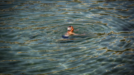 El frescor del mar de la bahía del Orzán se convierte este sábado en la mejor opción para sobrellevar el calor, que tiene a la ciudad en alerta por temperaturas de hasta más de 34 grados