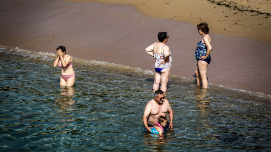 El frescor del mar de la bahía del Orzán se convierte este sábado en la mejor opción para sobrellevar el calor, que tiene a la ciudad en alerta por temperaturas de hasta más de 34 grados