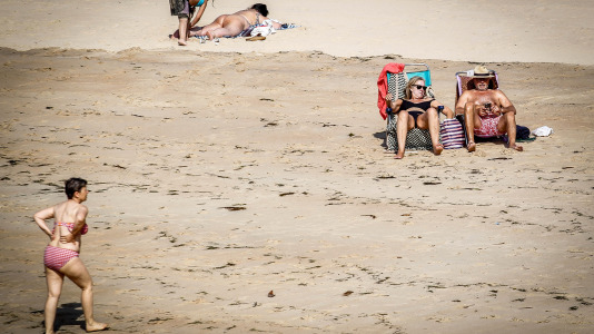 El frescor del mar de la bahía del Orzán se convierte este sábado en la mejor opción para sobrellevar el calor, que tiene a la ciudad en alerta por temperaturas de hasta más de 34 grados