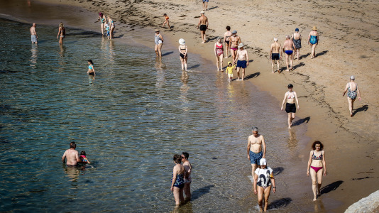 El frescor del mar de la bahía del Orzán se convierte este sábado en la mejor opción para sobrellevar el calor, que tiene a la ciudad en alerta por temperaturas de hasta más de 34 grados