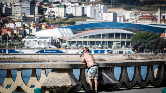 El frescor del mar de la bahía del Orzán se convierte este sábado en la mejor opción para sobrellevar el calor, que tiene a la ciudad en alerta por temperaturas de hasta más de 34 grados