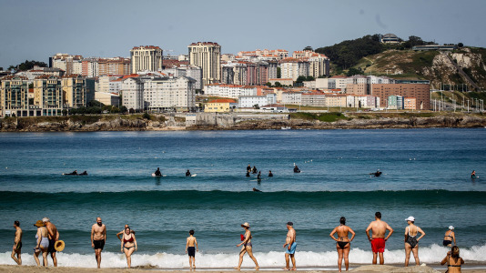 El frescor del mar de la bahía del Orzán se convierte este sábado en la mejor opción para sobrellevar el calor, que tiene a la ciudad en alerta por temperaturas de hasta más de 34 grados