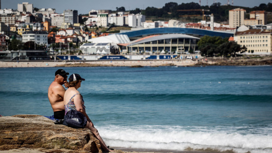 El frescor del mar de la bahía del Orzán se convierte este sábado en la mejor opción para sobrellevar el calor, que tiene a la ciudad en alerta por temperaturas de hasta más de 34 grados