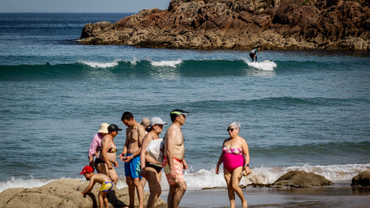 El frescor del mar de la bahía del Orzán se convierte este sábado en la mejor opción para sobrellevar el calor, que tiene a la ciudad en alerta por temperaturas de hasta más de 34 grados