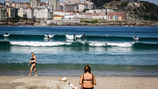 El frescor del mar de la bahía del Orzán se convierte este sábado en la mejor opción para sobrellevar el calor, que tiene a la ciudad en alerta por temperaturas de hasta más de 34 grados