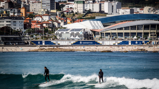 El frescor del mar de la bahía del Orzán se convierte este sábado en la mejor opción para sobrellevar el calor, que tiene a la ciudad en alerta por temperaturas de hasta más de 34 grados
